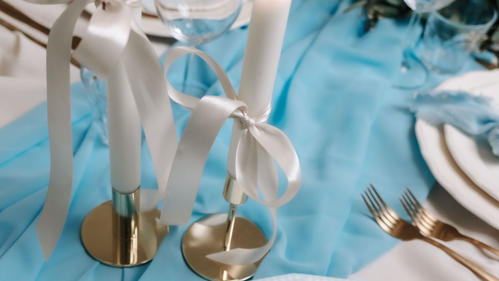 Mesa puesta de fiesta con velas y tarjetas para rellenar de Studio Miron